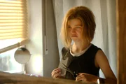 Carl*a (Amadeo*Leo Arndt) bevor sie sich die Haare abschneidet.