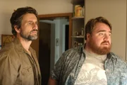 Mischko (Tom Beck, l.) und Niko (Tristan Seith) beobachten aus dem Fenster wie Maya von Korbinian nach Hause gefahren wird.