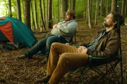 Niko (Tristan Seith, l.) und Mischko (Tom Beck) beim Campen. Mischko ist nachdenklich, weil er sonst immer mit Emma beim Campen war.