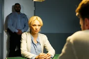 Ronny (Bela Klentze, r.) erzählt Lena (Birte Glang), dass er sich ernsthafte Sorgen um Chiara macht.