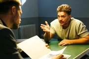 Ronny (Bela Klentze, r.) versucht über seinen Anwalt Daniel Schadow (Martin Bergmann) eine Sondergenehmigung zu bekommen, um sich wenigstens von Michelle verabschieden zu können...