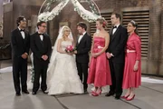 Ein ganz besonderer Tag für die Freunde: (v.l.n.r.) Raj (Kunal Nayyar), Leonard (Johnny Galecki), Bernadette (Melisa Rauch), Howard (Simon Helberg), Penny (Kaley Cuoco), Sheldon (Jim Parsons) und Amy (Mayim Bialik) ... Ein ganz besonderer Tag für die Freunde: (v.l.n.r.) Raj (Kunal Nayyar), Leonard (Johnny Galecki), Bernadette (Melisa Rauch), Howard (Simon Helberg), Penny (Kaley Cuoco), Sheldon (Jim Parsons) und Amy (Mayim Bialik) ...