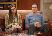 Was ist mit Amy (Mayim Bialik, l.) und Sheldon (Jim Parsons, r.) nur los?
