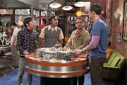 &Uuml;berlegen, ob sie Miteigent&uuml;mer vom neuen Comicladen von Stuart werden sollen: Howard (Simon Helberg, l.), Sheldon (Jim Parsons, r.), Leonard (Johnny Galecki, 2.v.r.) und Raj (Kunal Nayyar, 2.v.l.) ...