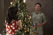 Jessica Huang (Constance Wu, l.); Louis Huang (Randall Park, r.)