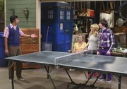 Ein ganz besonderes Tischtennis-Turnier richten Bernadette (Melissa Rauch, 2.v.r.), Howard (Simon Helberg, r.), Amy, Penny (Kaley Cuoco, 2.v.l.) und Raj (Kunal Nayyar, l.) aus ...