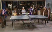 W&auml;hrend Leonard und Sheldon zu einem Vortrag nach Berkeley unterwegs sind, artet ein Garagenverkauf bei Bernadette (Melissa Rauch, M.), Howard (Simon Helberg, 2.v.r.), Amy (Mayim Bialik, r.), Penny (Kaley Cuoco, 2.v.l.) und Raj (Kunal Nayyar, l.) zu einem erbitterten Tischtennis-Turnier aus ...