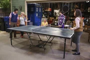 Ein Tischtennis-Turnier soll entscheiden, welche Dinge Howard aus seiner Vergangenheit behalten darf: Bernadette (Melissa Rauch, 2.v.l.), Howard (Simon Helberg, 2.v.r.), Amy (Mayim Bialik, r.), Penny (Kaley Cuoco, M.) und Raj (Kunal Nayyar, l.) ...
