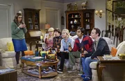 Bernadette (Melissa Rauch, 2.v.l.), Raj (Kunal Nayyar, 3.v.r.), Howard (Simon Helberg, 3.v.l.), Stuart (Kevin Sussman, r.) und Penny (Kaley Cuoco, 3.v.r.) wollen mit der Hilfe von einer Dating-App f&uuml;r Amy (Mayim Bialik, l.) ein Date finden ...
