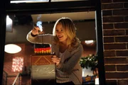 Als sie das Playbook findet, dreht sie total durch und jagt es mit Feuerwerkskörpern in die Luft: Jeanette (Abby Elliott) ...