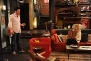 Nachdem Ted (Josh Radnor, l.) und Jeanette (Abby Elliott, r.) sich trennen, versucht Barney ihm dabei zu helfen, bei einem neuen Mädchen zu landen, indem er das berüchtigte Playbook benutzt, von dem Robin dachte, er hätte es zerstört ...