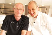 Marcus Schmidt (l.) hat harte Zeiten hinter sich und hofft, mit der Unterstützung von Sternekoch Frank Rosin (r.), sein "Seerestaurant Inheiden" wieder in den Griff zu bekommen ...