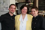 Vertrauen auf den tatkräftigen Einsatz und die guten Tipps von Sternekoch Frank Rosin: Jan Schönherr (l.), Stefans Mutter Ingrid Schelsky (M.) und Köchin Tanja Müller ...