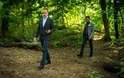 Sherlock Holmes (Jonny Lee Miller, l.); Detective Marcus Bell (Jon Michael Hill, r.)