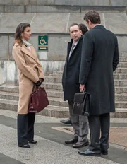 Wer hat Jack (Peter Herrmann, r.) davon &uuml;berzeugt, Danny (Donnie Wahlberg, M.) vor Gericht zu vertreten? Wenn es nicht Erin (Bridget Moynahan, l.) war, wer dann?