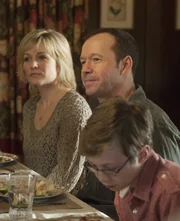 Eine Therapie f&uuml;r seine Wut scheint Danny (Donnie Wahlberg, M.) nicht zu helfen. Vielleicht hilft ja die Gesellschaft seiner Familie: Linda (Amy Carlson, l.) und Jack (Tony Terraciano, r.) ...