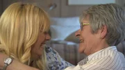 Die 69-jährige Sieglinde (r.) vermisst ihre Schwester Renate schmerzlich: Seit sich die Eltern 1954 scheiden ließen und Renate beim Vater blieb, hat Sieglinde nichts mehr von ihr gehört. Daher nahm ihre Tochter Kontakt zu Julia Leischik (l.) auf, um Renate ausfindig zu machen ...