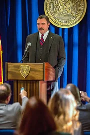 Pers&ouml;nliche Meinung muss zur Seite geschoben werden: Frank (Tom Selleck) kann sich nicht f&uuml;r den wegen Trunkenheit angeklagten Officer einsetzen ...