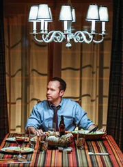 Da ihm die Zeit mit dem niedergeschossenen Dealer verwehrt wurde, tappt Danny (Donnie Wahlberg) im Dunkeln. Schuld daran ist ausgerechnet seine Frau Linda ...