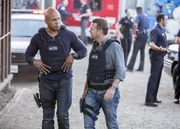 Nachdem ein Hausmeister das Leben des Navy Commander George Owens gerettet hat, enthüllt das NCIS-Team um Sam (LL Cool J, l.) und Callen (Chris O'Donnell, r.) dessen dunkle Vergangenheit ...