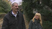 Als Heiko (l.) und sein Bruder Jens Kinder waren, mussten sie miterleben, wie ihr Vater ihre Mutter umbrachte. Während Heiko von den Großeltern aufgenommen wird, landet Jens bei Pflegeeltern. Wenige Jahre später reißt der Kontakt ab. Julia (r.) macht sich auf die Suche nach Jens, um die Brüder wieder zu vereinen ...