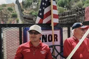 Trump, Maga und Migranten - Verabschieden sich die Amerikaner vom Einwanderungsland? Hauptprotagonist vor USA-Flagge