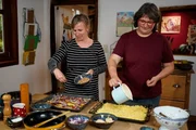 Zu Tisch Rhön - Deutschland. Vanessa van der Eyk und Julia Djabalameli machen Blechkuchen. Zu Tisch Rhön - Deutschland. Vanessa van der Eyk und Julia Djabalameli machen Blechkuchen.