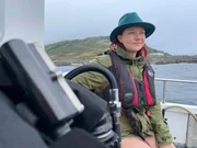 Mallory Haas, Meeresarchäologin, bereitet sich auf die Untersuchung des Wracks des Handelsmarineschiffs „James Eagan Layne“ aus dem Zweiten Weltkrieg vor, um sich auf einen Tauchgang mit Ross Kemp vorzubereiten. Whitsand Bay, Cornwall.