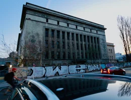 Das "Berghain" ist ein Techno-Klub im Stadtbezirk Friedrichshain in Berlin. Der Name des m&auml;chtigen Geb&auml;udes leitet sich aus dem Bezirksnamen Kreuzberg-Friedrichshain ab. 2004 wurde das "Berghain" er&ouml;ffnet.