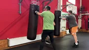 Jean (re.) und Carsten bereiten sich auf ihren nächsten Wettkampf im Boxring vor und merken beim Training, dass einige Herausforderungen auf sie zukommen.