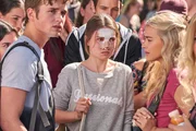 Jana (Zoe Moore, M.) kommt nach der Operation ihrer Nase mit einem Verband zur&uuml;ck in die Schule.