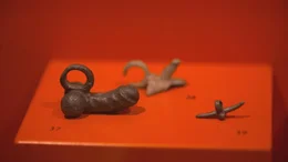 Phallussymbolische Amulette f&uuml;r Mensch und Tier sollen Schutz spenden: Vor b&ouml;sen Geistern oder d&auml;monischen Heimsuchungen.