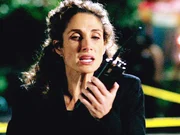 Wir ben&ouml;tigen einen Rettungshelikopter! Nachdem ihre Kollegin von einer Schlange gebissen wurde, fordert Detective Stella Bonasera (Melina Kanakaredes) Verst&auml;rkung an.