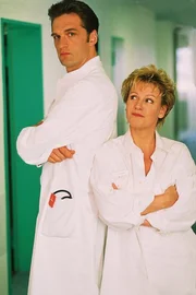 Dr. Robert Schmidt (Walter Sittler) ist ganz und gar nicht begeistert von den eigenwilligen Arbeitsmethoden der neuen Stationsschwester Nikola Vollendorf (Mariele Millowitsch).