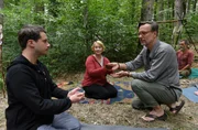 Timo Gruber (Thimo Meitner, l.), Nele Fehrenbach (Floriane Daniel, 2.v.l.), und Dr. Johannes Ringwald (Ingo Abel, r. mit Komparse, h.) bei der Ayahuasca-Session. Ist bei der letzten etwas schief gelaufen? Timo Gruber (Thimo Meitner, l.), Nele Fehrenbach (Floriane Daniel, 2.v.l.), und Dr. Johannes Ringwald (Ingo Abel, r. mit Komparse, h.) bei der Ayahuasca-Session. Ist bei der letzten etwas schief gelaufen?