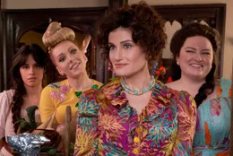 Cinderella (Camila Cabello), Narissa (Charlotte Spencer), Vivian (Idina Menzel) und Malvolia (Maddie Baillio)