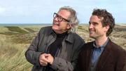 Hinnerk Feldmann (Oliver Wnuk, r.) wird an einem Sylter Internat von Dr. Gerald Thorwald (Klaus Pohl, l.) als Gastlehrer für eine Vortragsreihe über Serientäter engagiert. Die beiden werden Zeuge, wie der Lehrer Stefan Conrad bei einem praktischen Physikexperiment in den Tod stürzt. Tragischer Unfall oder Mordfall? Hinnerk Feldmann (Oliver Wnuk, r.) wird an einem Sylter Internat von Dr. Gerald Thorwald (Klaus Pohl, l.) als Gastlehrer für eine Vortragsreihe über Serientäter engagiert. Die beiden werden Zeuge, wie der Lehrer Stefan Conrad bei einem praktischen Physikexperiment in den Tod stürzt. Tragischer Unfall oder Mordfall?