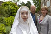 L-R: Schwester Catherine (Fiona Glascott), Colin Fleming (Tom Knight) und Serena Fleming (Louise Bangay).