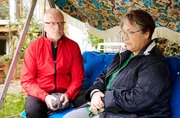 Werner Kurtz (Ernst Stötzner, li.) tröstet Anna (Katerina Jacob, re.).