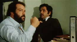 Wenn Kommissar Rizzo (Bud Spencer, l.) alias "Plattfu&szlig;" anr&uuml;ckt, machen Neapels b&ouml;se Buben schnell die D&uuml;se ...