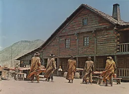 Das Killerkommando um Frank (Henry Fonda) erscheint auf der McBain-Farm.