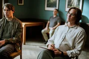 Mit Aaron (Joshua Hupfauer, l.), seinem Zimmergenossen, versteht Simon sich gut. Der Leiter der Konversionstherapie, Jasper (Christopher Schärf, r.), hat jedoch eine unangenehme Art und verhält sich teilweise sogar übergriffig. Mit Aaron (Joshua Hupfauer, l.), seinem Zimmergenossen, versteht Simon sich gut. Der Leiter der Konversionstherapie, Jasper (Christopher Schärf, r.), hat jedoch eine unangenehme Art und verhält sich teilweise sogar übergriffig.