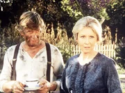 Vater John Walton (Ralph Waite, l.) und Mutter Olivia Walton (Michael Learned, r.) stehen vor dem Nichts. Das gesamte Haus ist bis auf die Grundmauern niedergebrannt ...