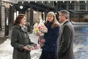 Zun&auml;chst kann Ryan (George Clooney, r.) dem Familienleben von seiner Schwester (Amy Morton, M.) und seiner Nichte (Melanie Lynskey, l.) wenig abgewinnen, doch dann erkennt er, dass er f&uuml;r sein Nomadenleben einen hohen Preis bezahlt: Einsamkeit ...