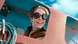 Pertsa (Olavi Kiiski) ist aufgeregt, weil er zum ersten Mal in seinem selbstgebauten Flugzeug fliegt.