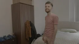 Joe kennt die Nachteile eines XXL-Penis. Sobald er das Haus verl&auml;sst, zieht die ausgepr&auml;gte Beule in seiner Hose die Blicke auf sich.
