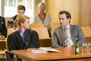 Dannis (Annette Frier, l.) neuer Mandant ist Olli (Jan Sosniok, r.). Sie ist geschockt, als sie erfährt, dass Olli sexuelle Belästigung am Arbeitsplatz vorgeworfen wird. Um ihm zu helfen, nimmt sie den Fall an und zieht mit ihm vor Gericht ... Dannis (Annette Frier, l.) neuer Mandant ist Olli (Jan Sosniok, r.). Sie ist geschockt, als sie erfährt, dass Olli sexuelle Belästigung am Arbeitsplatz vorgeworfen wird. Um ihm zu helfen, nimmt sie den Fall an und zieht mit ihm vor Gericht ...
