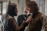 "Outlander - Die Highland-Saga", "Die Hochzeit." 'Black Jack' Randall hat Claires Auslieferung gefordert. Ihre einzige Chance, sich der Verfolgung durch Randall zu entziehen, besteht in einer Heirat mit einem Schotten. Dougal bestimmt, mit wem sich Claire verm&auml;hlen soll. Wirklich ungl&uuml;cklich ist sie &uuml;ber die Wahl, die Dougal trifft, nicht: Zu ihrem Ehemann wird Jamie erkoren. Dennoch f&uuml;hlt Clarie Scham vor der Hochzeitsnacht. Schlie&szlig;lich betr&uuml;gt sie damit Frank und wird zu einer Ehebrecherin und Bigamistin.Im Bild (v.li.): Duncan Lacroix (Murtagh Fitzgibbons), Graham McTavish (Dougal MacKenzie), Sam Heughan (Jamie Fraser).