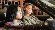 L-R: Alex Wyatt (Nenda Neururer) und Neve Kelly (Clara Rugaard)