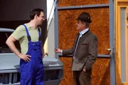 Mike versucht seine finanziellen Schwierigkeiten nicht anmerken zu lassen. Von links: Mike Preissinger (Harry Blank) und Bürgermeister Schattenhofer (Werner Rom). Mike versucht seine finanziellen Schwierigkeiten nicht anmerken zu lassen. Von links: Mike Preissinger (Harry Blank) und Bürgermeister Schattenhofer (Werner Rom).